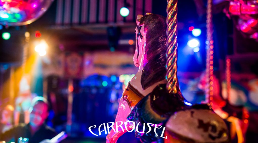 Interieur van Carrousel Uden met feestende mensen, een icoon in het Udense nachtleven.