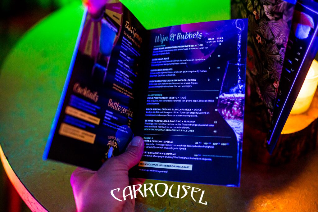 Vriendelijk barpersoneel mixt een cocktail achter de bar van Carrousel Uden.