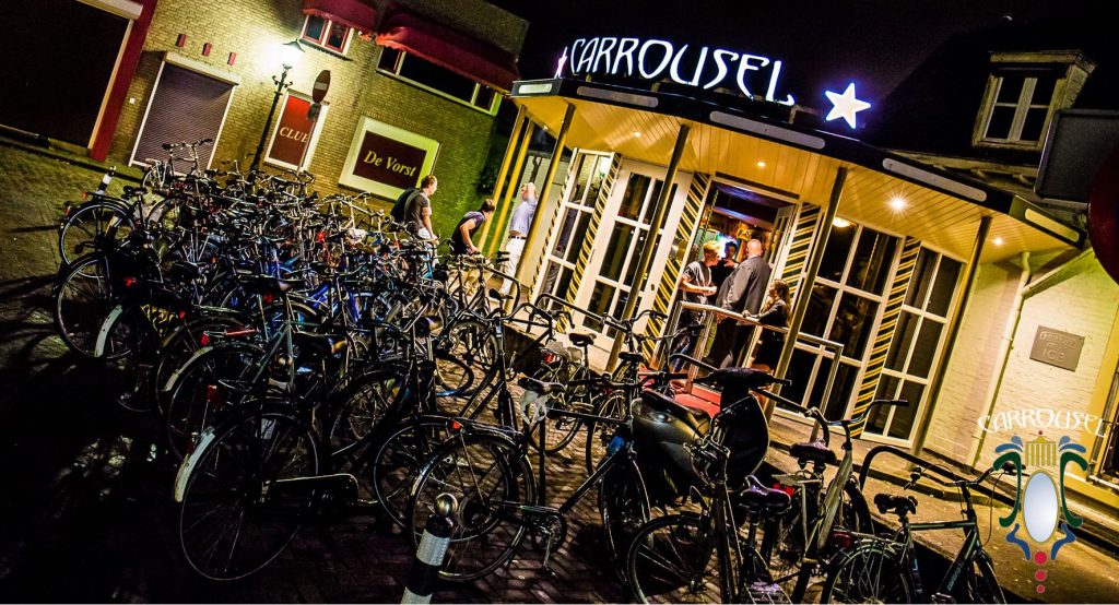 De ingang van Carrousel Uden in de avond, verlicht en uitnodigend voor een avond uit.